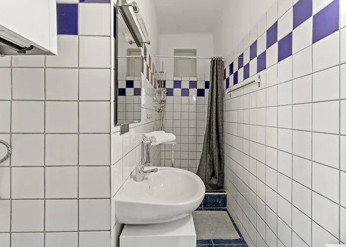 Near Mariahilfer Strasse - 3 Minutes To U3 Metro - Monthly דירה